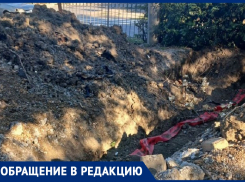 Дети ходят в школу мимо высоковольтных проводов - в Таганроге оставили разрытой траншею