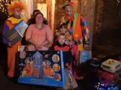 Дед Мороз из Великого Устюга исполнил мечту многодетной семьи  в Неклиновском районе 