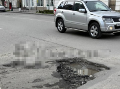 Как после «ковровой бомбардировки»: таганрожцы жалуются на разбитую дорогу на Украинском