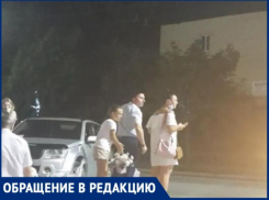 «Я сейчас подойду, вызывай милицию!»: таганрожец нахамил незнакомой женщине на глазах у удивленной толпы