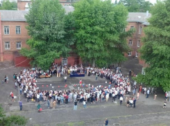 Для 25 000 юных таганрожцев прозвучал последний звонок