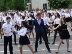 В Таганроге 1500 школьников станцевали вальс «Синий Платочек»