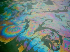 В море возле таганрогского порта разлили машинное масло