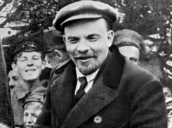 Жители Таганрога могут возложить цветы к памятнику Владимира Ленина 