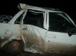 На одной из улиц Таганрога «Лада Приора» врезалась в дерево