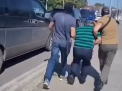 Правоохранители жёстко задержали «решалу» - продавал иностранцам паспорта РФ в Таганроге