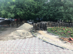 В реку превратилась территория в Дубках, где производят ремонт