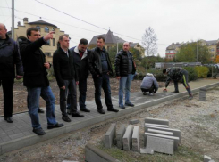 Благоустраиваемые дворы проверил в Таганроге министр ЖКХ региона