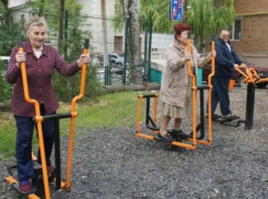 Администрации Таганрога и Ростовской области подарили пожилым людям реабилитационную площадку