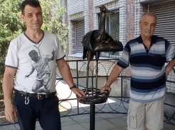 Говорят, «Детей приносят аисты»: бронзовая скульптура этой птицы появилась у родильного дома Таганрога