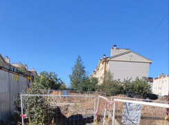 Хоть по воздуху перелетай: зачем на ПМК в Таганроге нарыли траншей возле домов