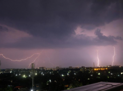 Таганрожцы любовались грозой и радовались за сохранность автомобилей
