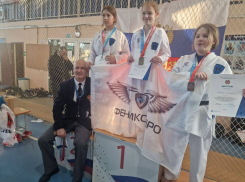 Юные каратистки из Таганрога завоевали весь пьедестал на турнире
