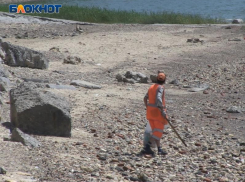 Большие камни, битый кирпич и грязные баки с мусором: Центральный пляж Таганрога разочаровал депутатов