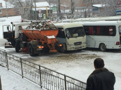 В Таганроге в ДТП попала снегоуборочная машина