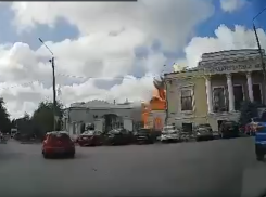 Момент прилета ракеты ВСУ в Таганрог попал на видео