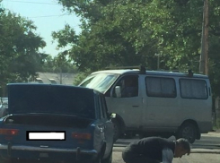 В Таганроге замечен доброволец самостоятельно «латающий» ямы на дорогах города