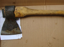 В  Таганроге  в результате ссоры  один собутыльник  топором повредил автомобиль другому