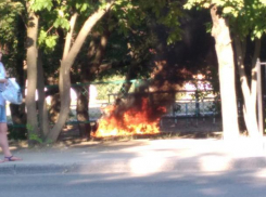 В Таганроге полностью сгорел мотоцикл возле школы