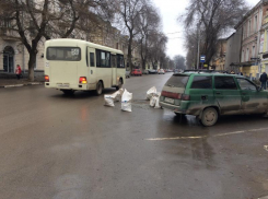 Строительные мешки посреди дороги создают аварийную ситуацию в Таганроге