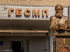 В Таганроге в Международный день «Врачи мира за мир» у здания ГБСМП установили памятник