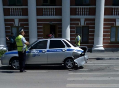 Маневр самоуверенного таганрогского автолюбителя привел к ДТП с патрульной машиной