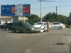 Такси и отечественное авто не поделили дорогу в Таганроге