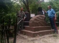 Таганрогские казаки провели субботник на Старом кладбище