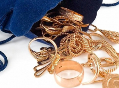 В доме таганроженки молодой вор поживился украшениями на 150 тысяч рублей