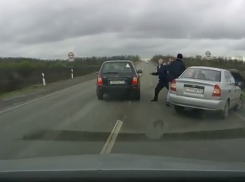 Кулачная расправа на трассе под Таганрогом попала на камеру видеорегистратора