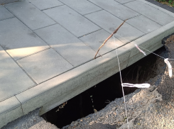 Фарс с продолжением: туалетный модуль в Таганроге сползает вниз вместе с доверием к службе ЖКХ