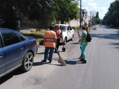 В Таганроге работники «Благоустройства» проводят «художественное подметание»