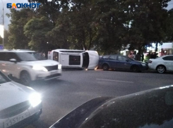 ДТП с «перевертышем»: в центре Таганрога иномарка опрокинулась на бок