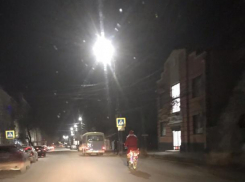 «Праздник к нам приходит»: дед Мороз на велосипеде ездит по улицам Таганрога