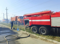 «На улице дышали через мокрую тряпочку»: мощнейший пожар под Таганрогом - сгорела кинолокация и жилой дом