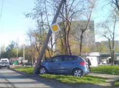 Иномарка врезалась в столб в Таганроге