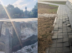 Одна плитка отвалилась, другая «пошла волнами» у памятника основателю Таганрога