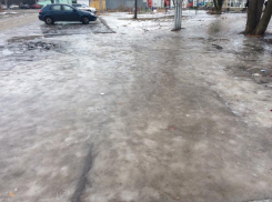 Пешеходы катались, машины заносило и только бесстрашному таганрогскому велосипедисту было все-равно 