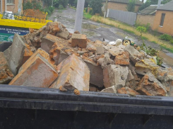  Штраф до 5 тысяч рублей грозит тем, кто складирует строительный мусор у контейнера