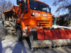 За сутки на дороги Таганрога было высыпано 180 тонн пескопасты