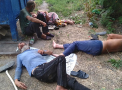 Наливайки и ночлежки: таганрожцы возмущены тем, во что превратили детские площадки и остановки города