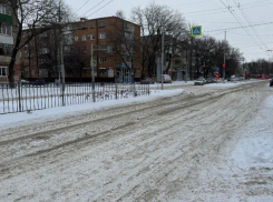 Власти Таганрога ответили, почему не убран снег на дороге по улице Дзержинского