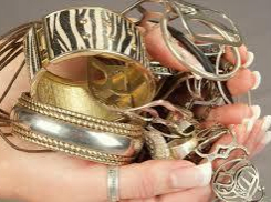 В Таганроге мужчина применив силу ограбил женщину