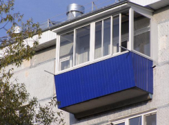 Женщина трагически выпала из окна многоэтажки женщина в Ростовской области