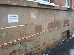 Борьба с опасными сосульками в Таганроге ограничилась аварийными ленточками