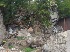 Самый стыдный участок Азовского моря: пенсионерка против сил природы