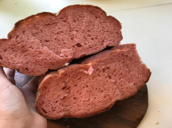 Розовый  «чудо-хлеб» купила горожанка в «Магните» в Таганроге