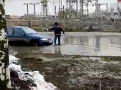 В Таганроге новый водоём по Пархоменко «поглотил» автомобиль