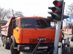 В сети появился видеоролик с моментом столкновения КАМАЗа со светофором