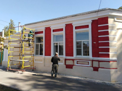 По-хозяйски меняет облик старинный дом в Таганроге на Александровской